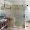 In der Dusche hat man viel Platz
