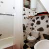 Das Badezimmer mit Wanne, Waschbecken und WC